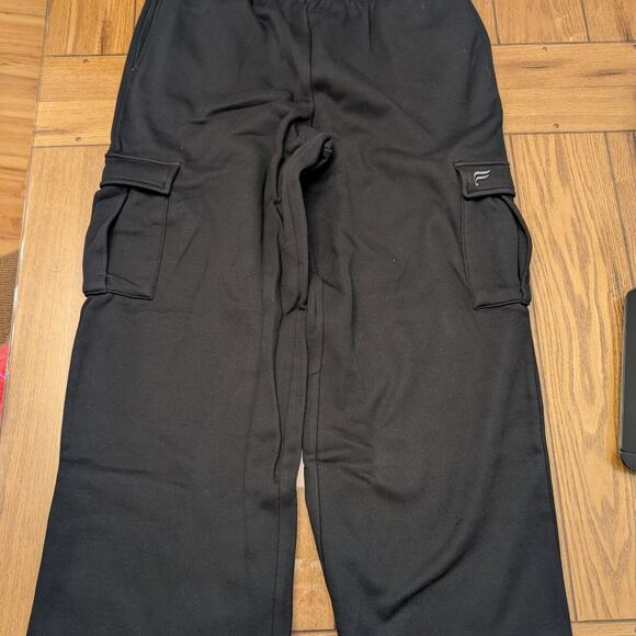 Women's Fabletics Cozy Fleece Wide Leg Cargo Sweatpant Black Size XL - Picture 1 of 7